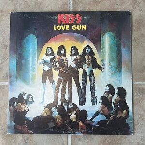 KISS LOVE GUN VINYL RECORD. 1977
